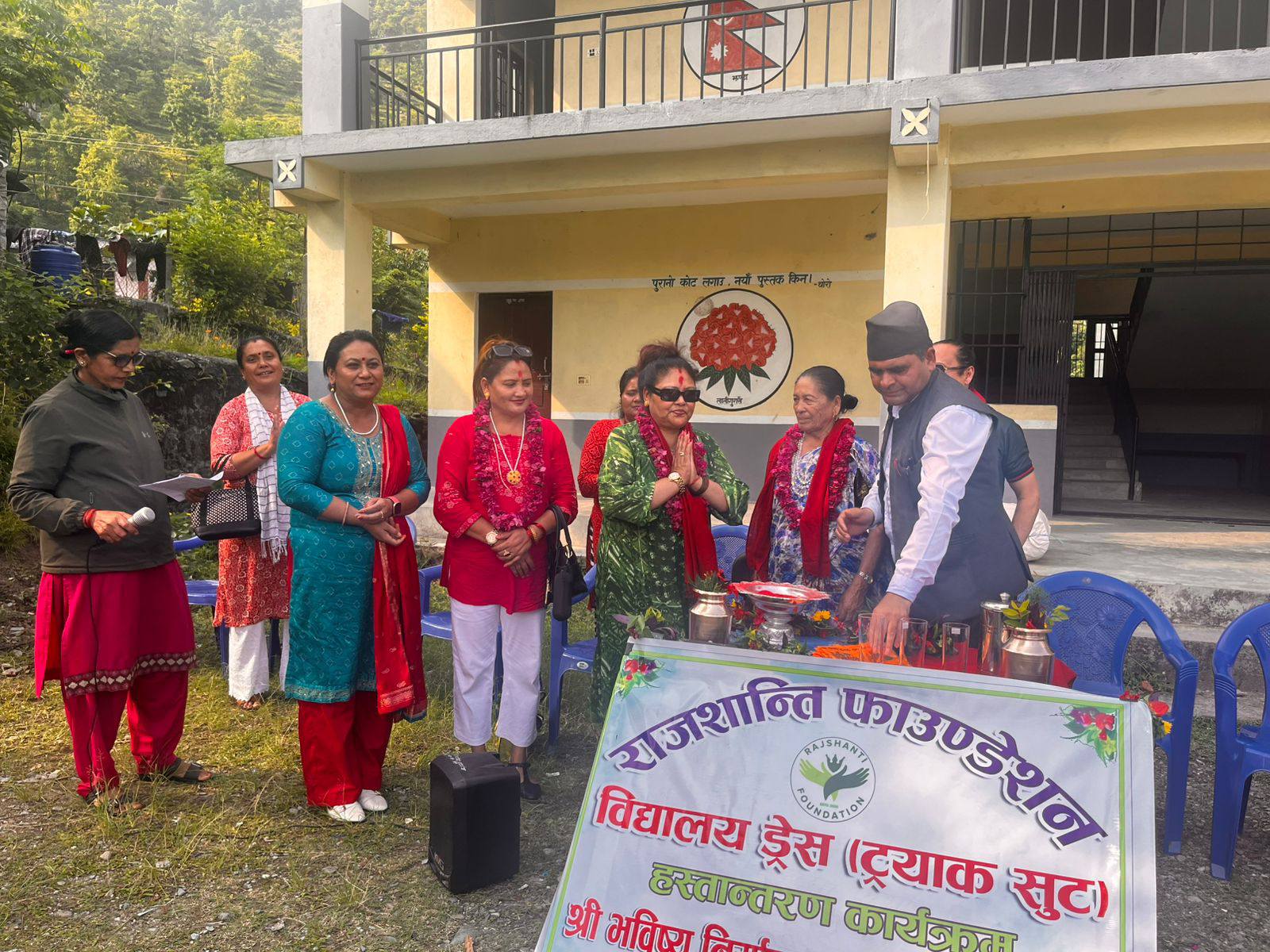 बेलायतका समाजसेवी दम्पत्ति राजशान्तिले लमजुङमा बांडे शैक्षिक सामग्री र पोशाक