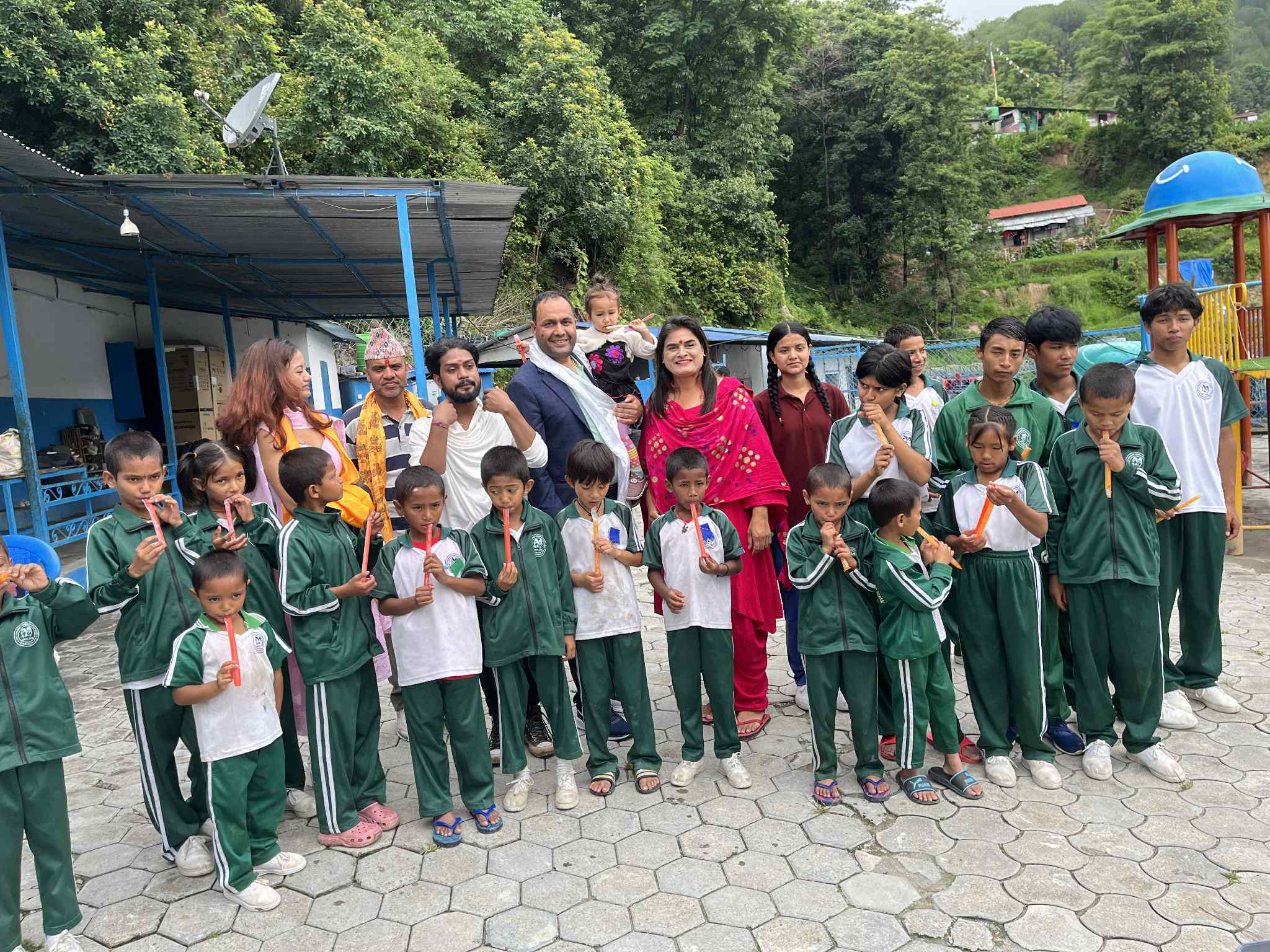 लन्डनका समाजसेवी आचार्यले जन्मदिनमा गरिव असहायलाई गराए भोजन